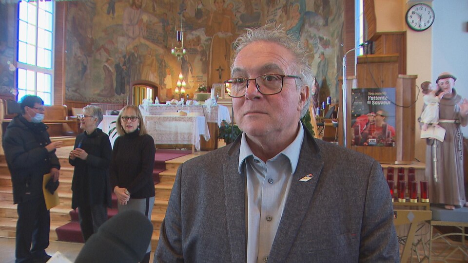 Le maire de Saint-Gédéon, Émile Hudon, accorde une entrevue à une équipe de Radio-Canada. 