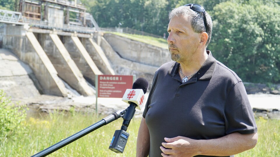 Le maire au micro de Radio-Canada devant le barrage de Saint-Narcisse.                               