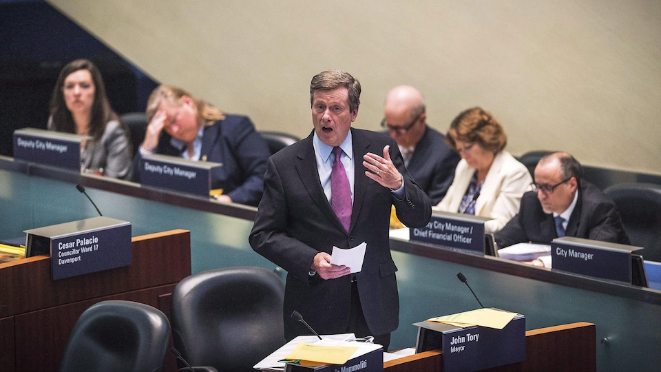 Photo du maire de Toronto John Tory qui s'adresse au conseil municipal