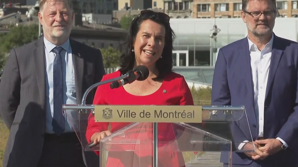Valérie Plante s'adresse aux journalistes.