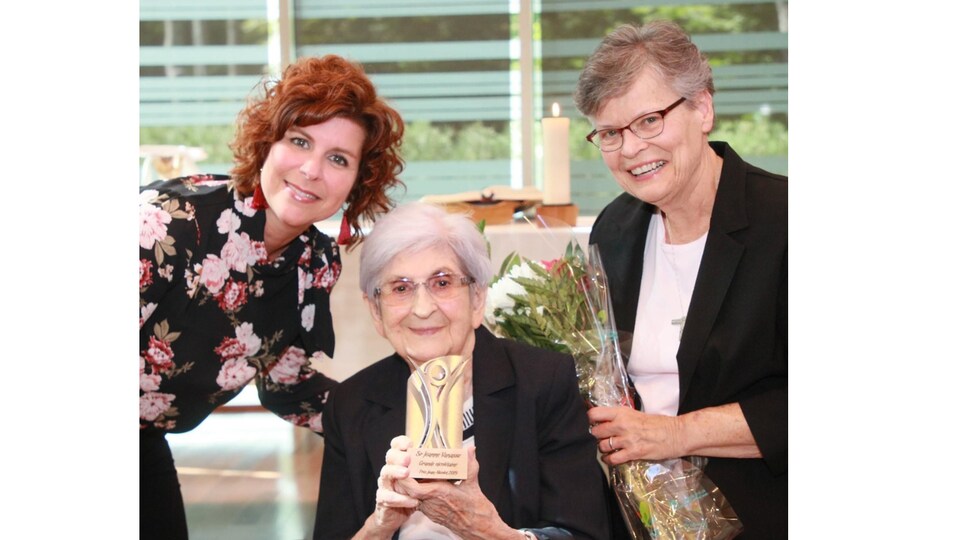 La mairesse de Nicolet Geneviève Dubois, Soeur Muriel Lemoine et Soeur Jeanne Vanasse avec son prix.