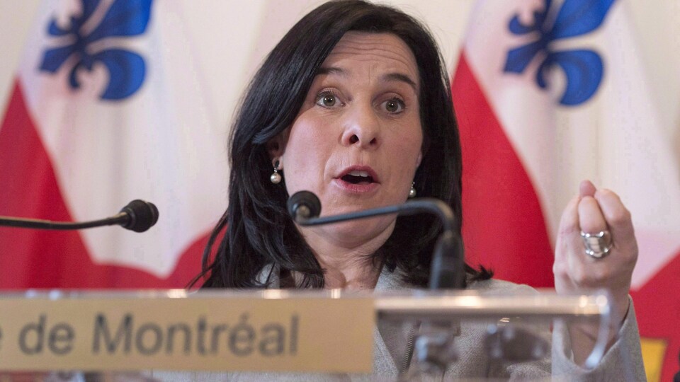 Valérie Plante au micro.