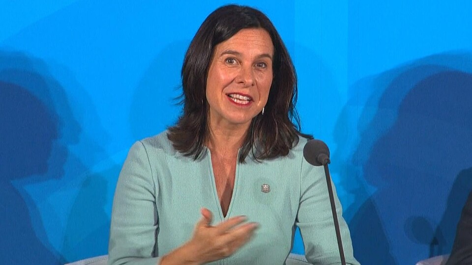 Valérie Plante parle au micro.
