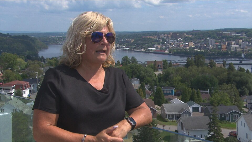 L'aspirante mairesse de Saguenay Catherine Morissette accorde une entrevue à une équipe de Radio-Canada.