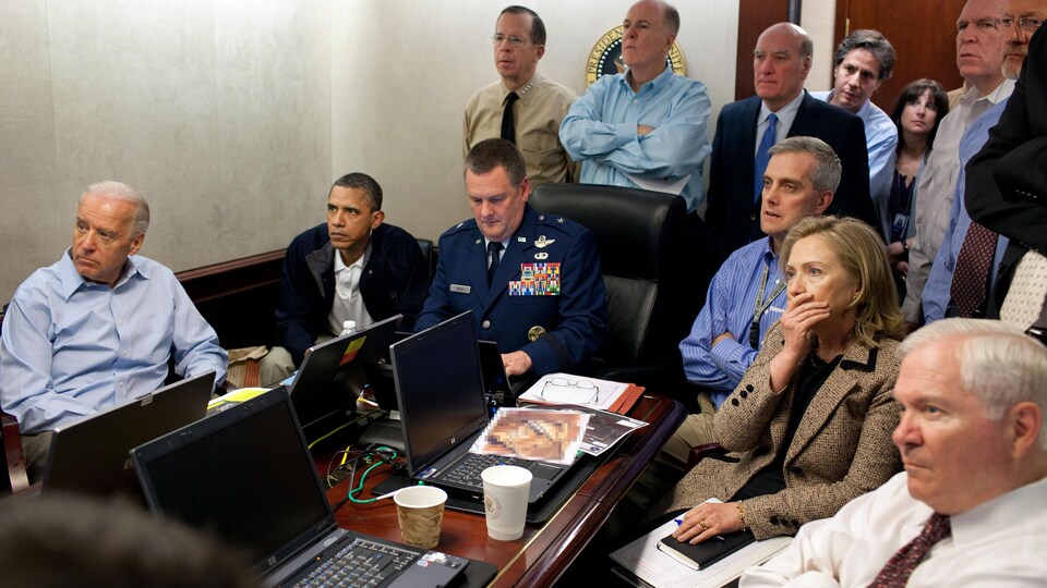 Une photo du président Obama et son exécutif regardant l'opération des militaires débusquant Oussama Ben Laden au Pakistan.