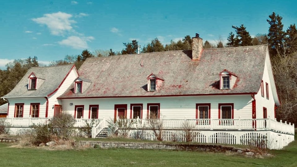 La Maison Bourgelas-Pelletier est immense. Elle renferme huit chambres. Elle est blanche et a des moulures rouges. Le toit, aussi rouge à l'origine, est décrépit.