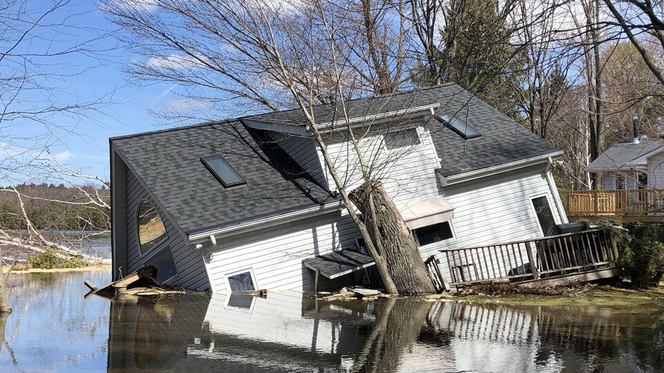 Une maison à moitié submergée par les eaux.