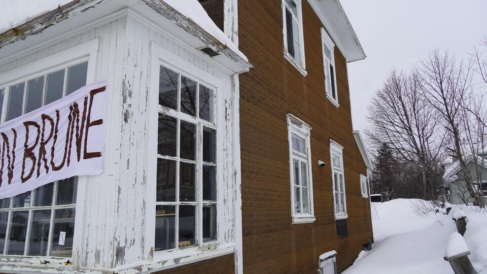 Un côté d'une maison patrimoniale de Rimouski.