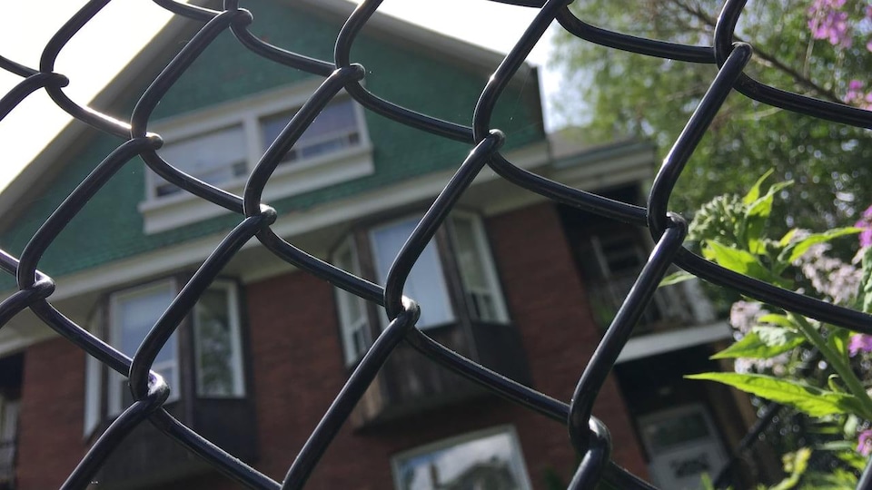 L'extérieur d'une maison de chambres dans le quartier Parkdale.