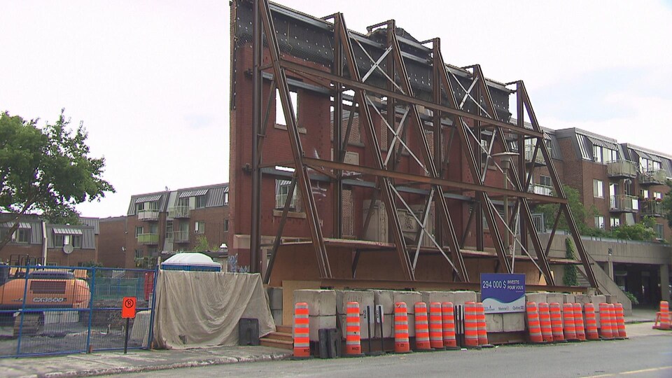 La façade en travaux de la maison de deuxième étape.