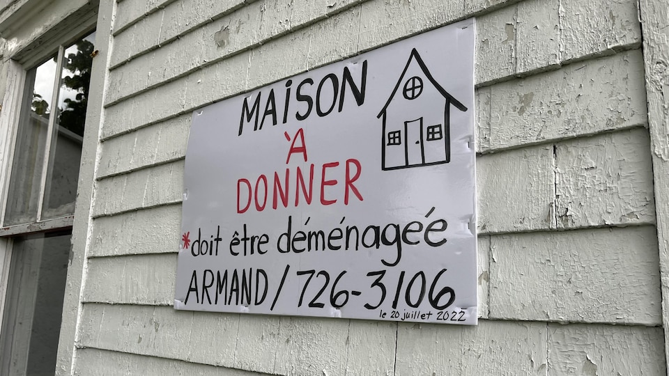Une pancarte sur lequel est écrit « maison à donner »
