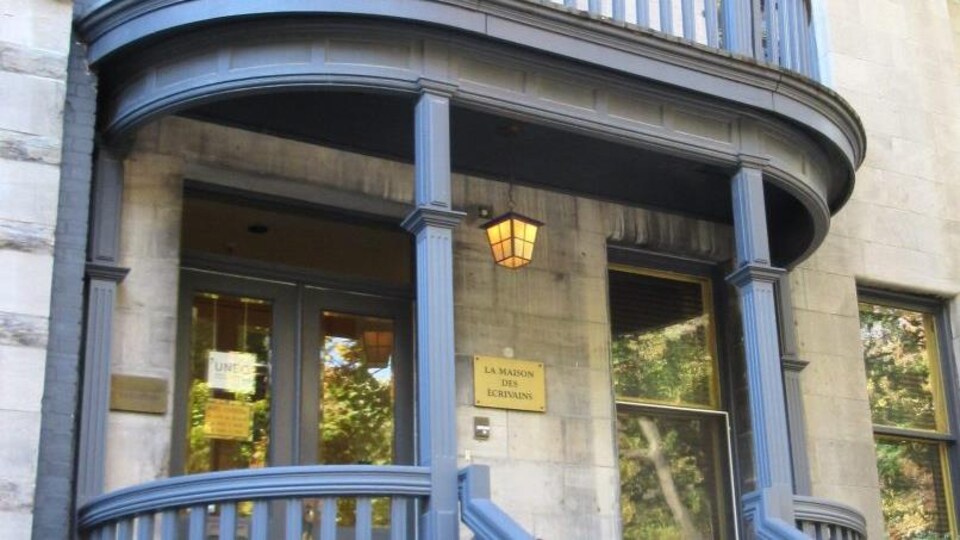 Photo de l'entrée de l'immeuble.