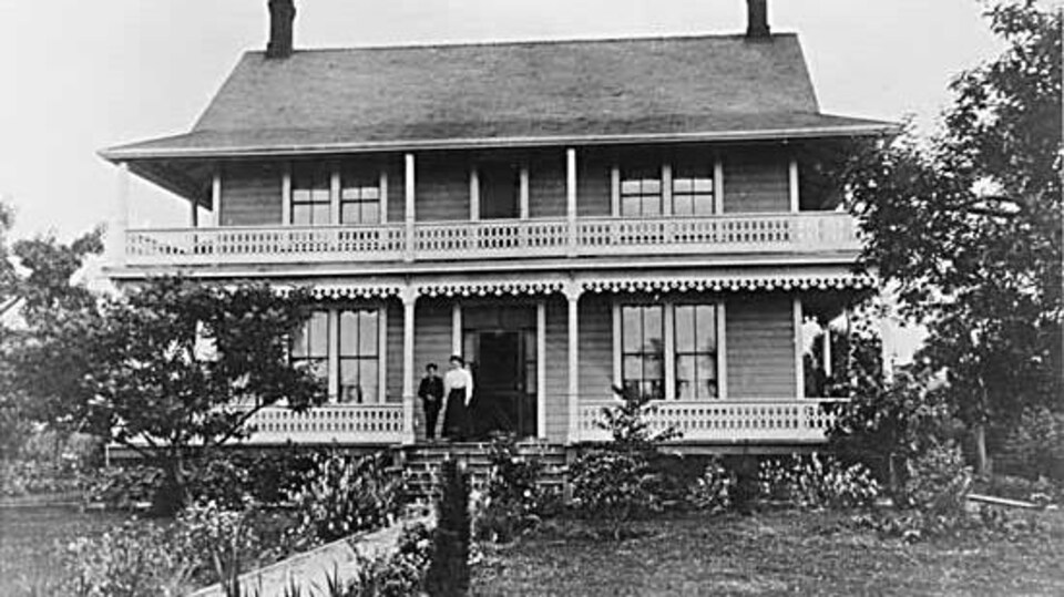 Maison historique des Guichon, photo d'archives en noir et blanc montrant une maison de deux étages avec de grands balcons.