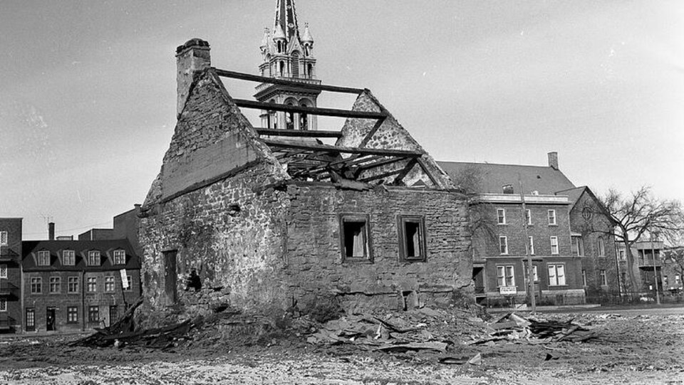 La maison Hubert-Lacroix en novembre 1963, soit juste après la destruction du Faubourg à M'lasse.