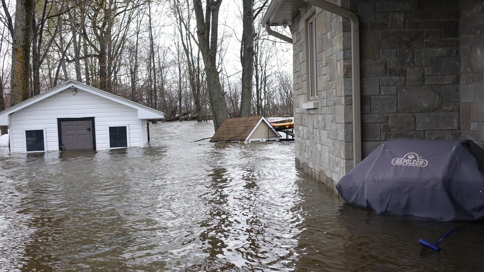 Une maison, un cabanon et un poulailler presque entièrement submergés