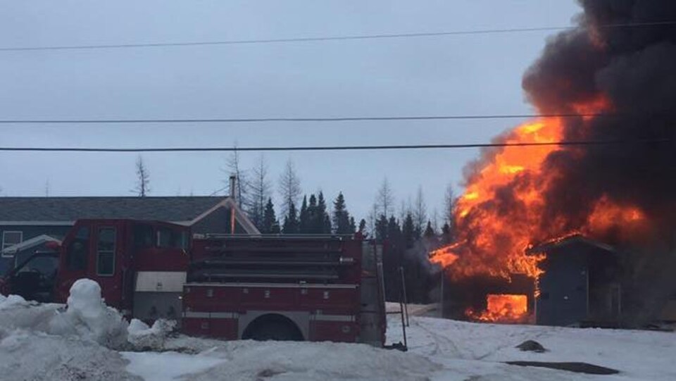 Une maison en feu dans la localité de Natuashish