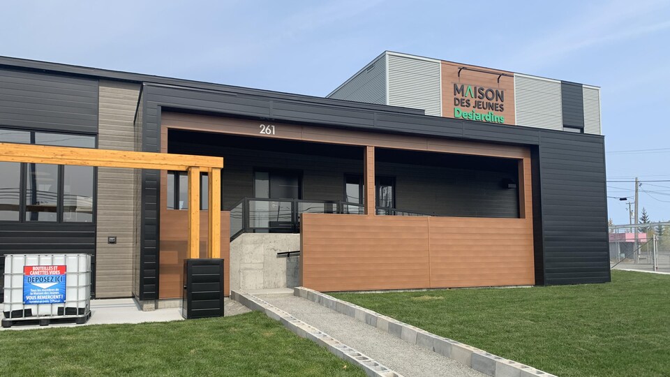 La façade d'un bâtiment neuf accueillant la maison des jeunes d'Amos.