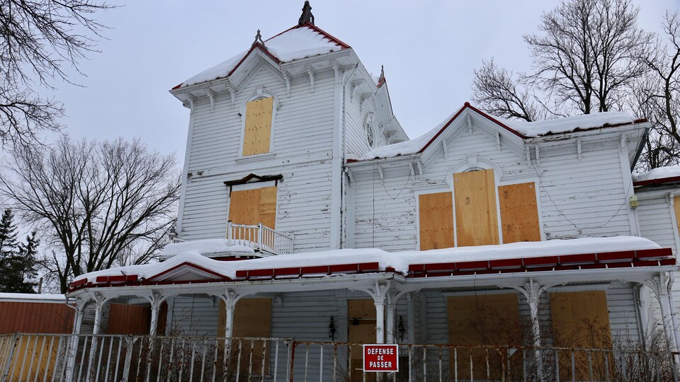 La maison Livernois, placardée et entourée d'une barrière