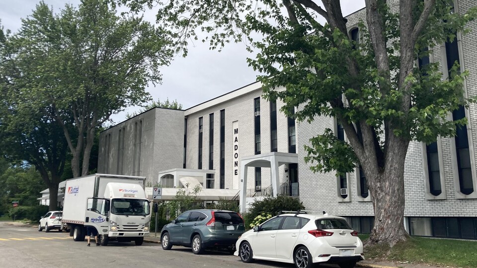 Le devant de la bâtisse où l'on peut lire le mot Madone, en été.