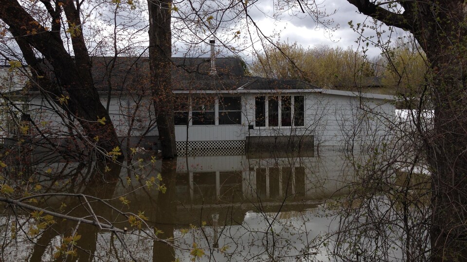 Une maison inondée par les eaux. 