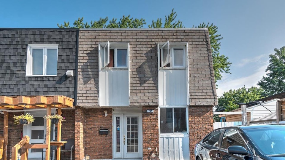 Maison unifamiliale de 8 pièces située dans l'arrondissement Rivière-des-Prairies/Pointe-aux-Trembles à Montréal.