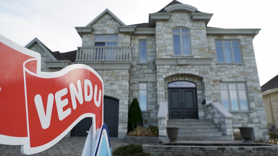 Une maison avec une pancarte « vendu » à Rimouski.