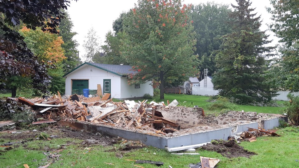 Les décombres d'une maison.