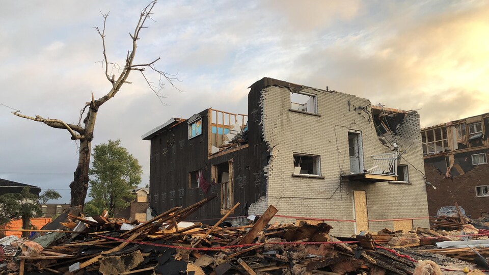 De nombreux débris tout autour d'une maison frappée par la tornade du 21 septembre à Gatineau.