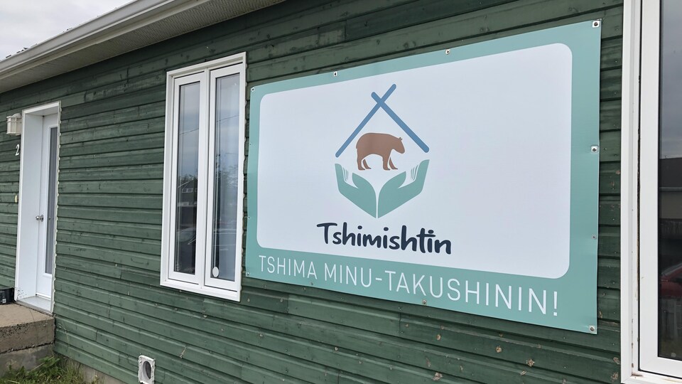 La façade de la maison Tshimishtin; une affiche identifie les lieux