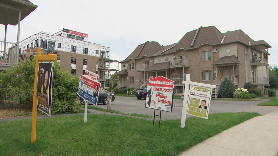 Les pancartes à vendre sont nombreuses devant des condos à Gatineau.
