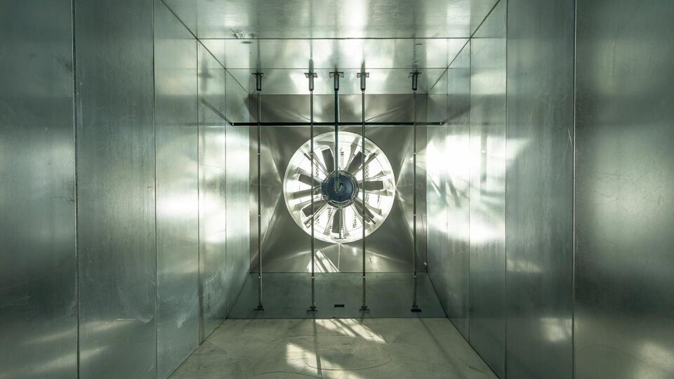 Un ventilateur géant dans un puits de ventilation. 