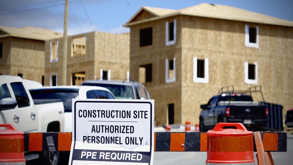 Des travailleurs construisent de nouvelles maisons dans une banlieue d'Halifax en Nouvelle-Écosse. 31 mai 2022.