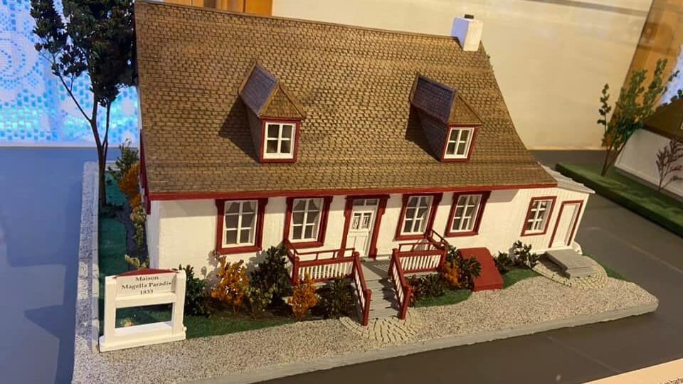 La maquette d'une maison patrimoniale miniature.