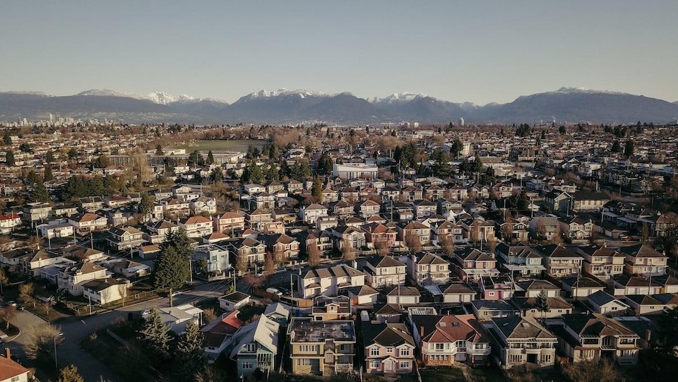 Un quartier résidentiel avec vue sur les montagnes. 