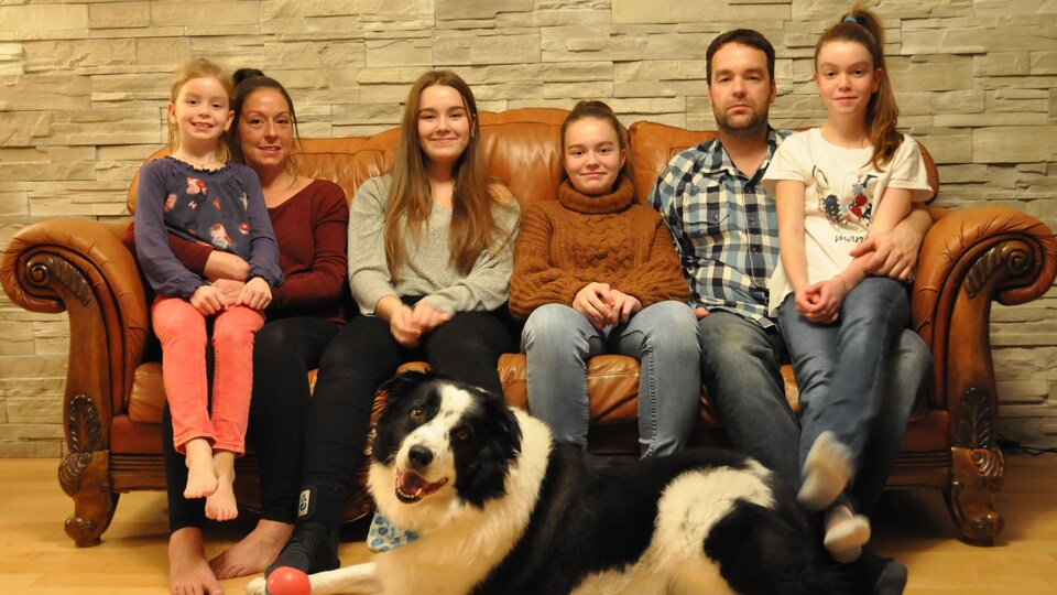 Six membres de la famille Richard-Guérault et leur chien.
