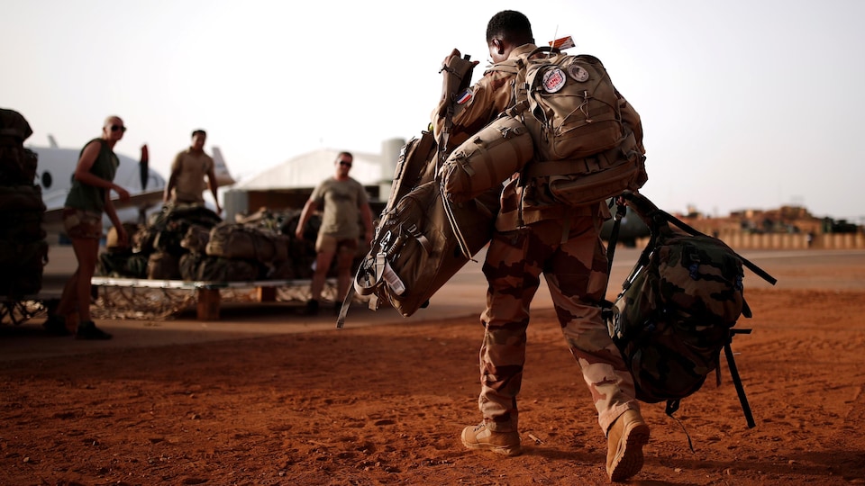 Un groupe de soldats dans le désert.