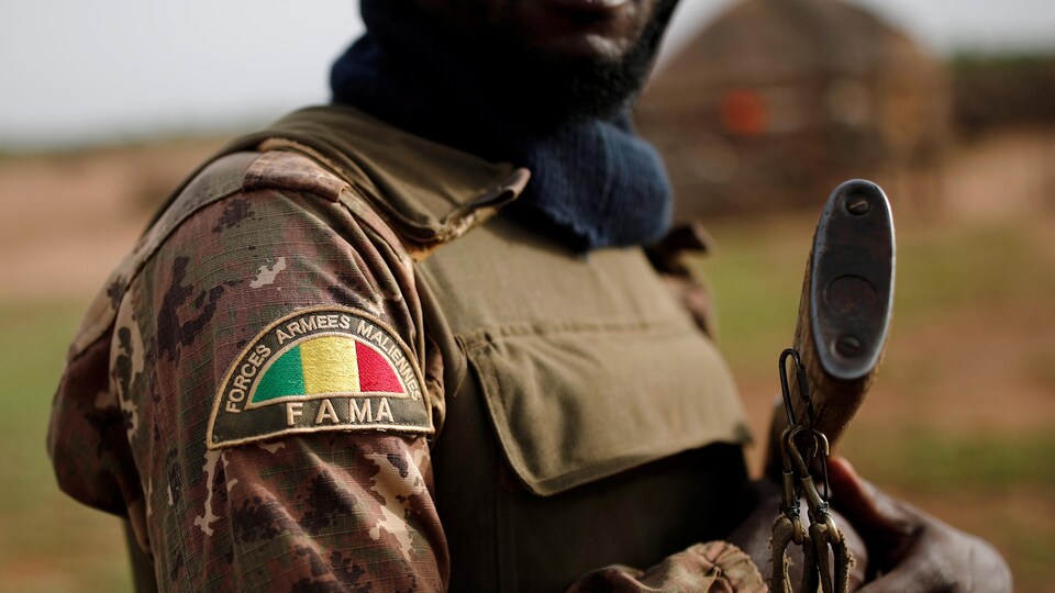 Un soldat des forces armées maliennes fait face à l'objectif. 