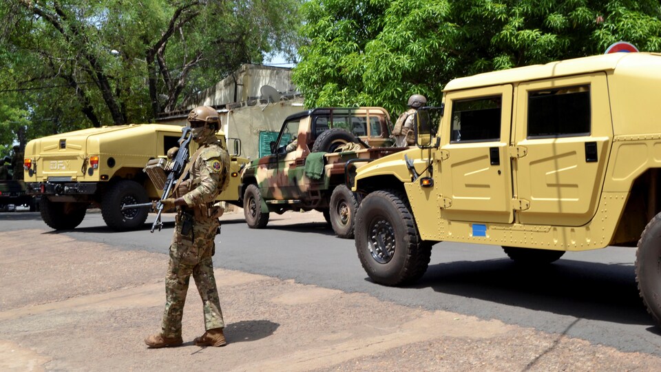 Des militaires armés et des jeeps.