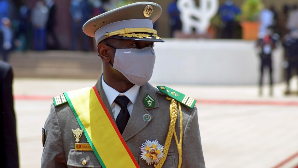 Assimi Goïta en uniforme militaire lors d'une cérémonie. 