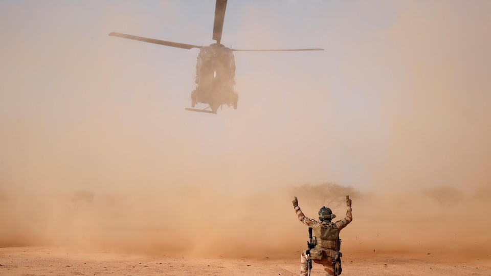 Un hélicoptère militaire NH90 Caiman près d'une base d'opération avancée temporaire (BOT) pendant l'opération Barkhane à Ndaki, au Mali, le 29 juillet 2019. 