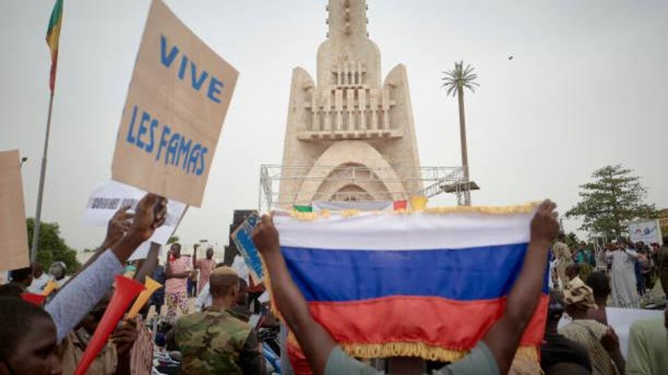 Les partisans des Forces armées maliennes brandissent un drapeau russe à Bamako.