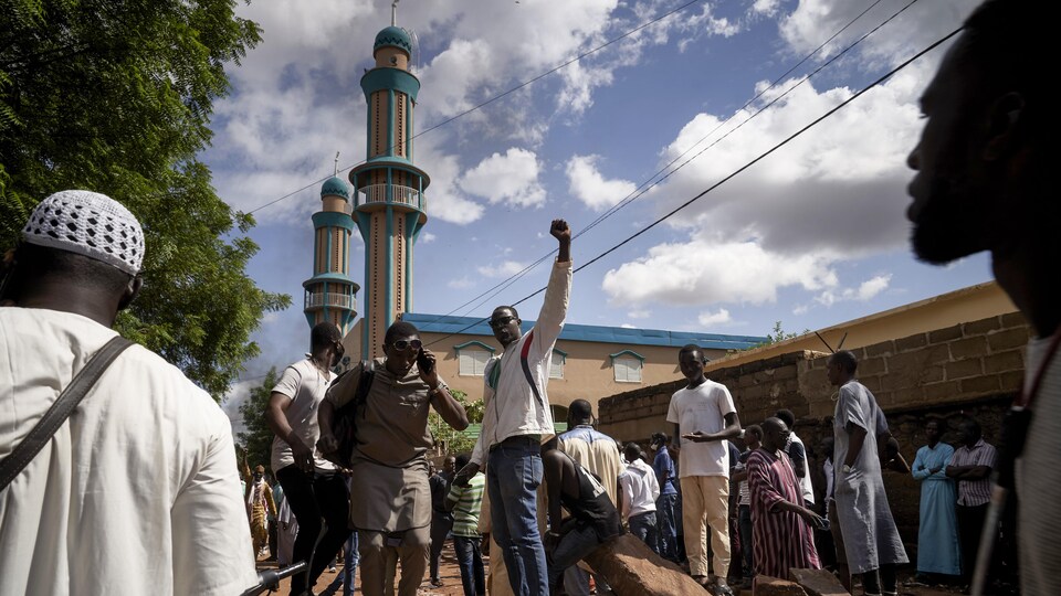 Des manifestants près de la mosquée Salam, à Bamako.