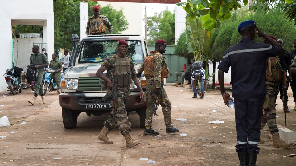 Des militaires