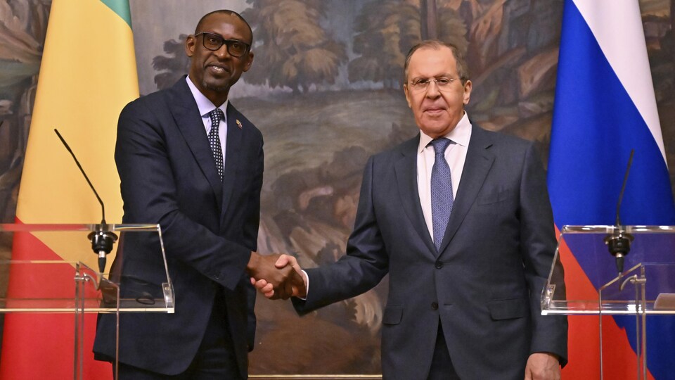Abdoulaye Diop serre la main de Sergueï Lavrov.