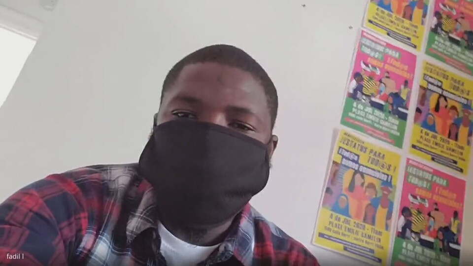 Mamadou qui porte un masque pour cacher son identité.