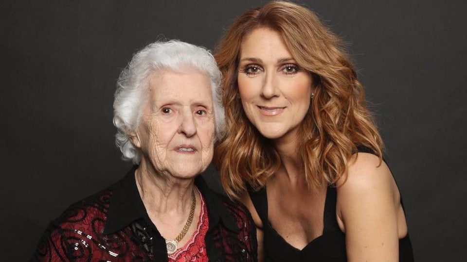 Thérèse Tanguay Dion et Céline Dion souriant devant un écran noir.