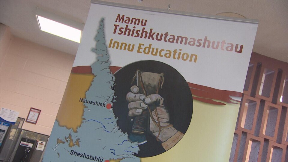 Une bannière où il est écrit « Mamu Tshishkutamashutau Innu Education ».