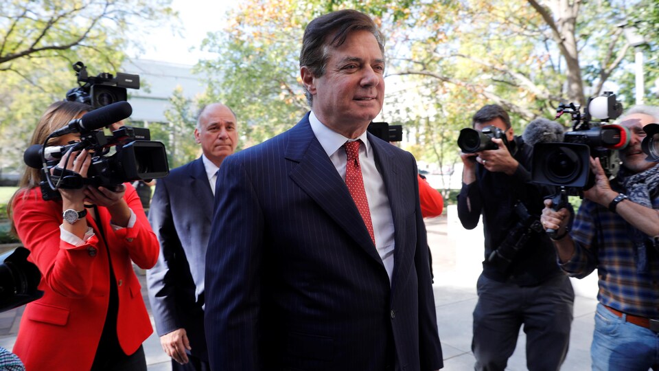 L'ancien directeur de campagne de Donald Trump, Paul Manafort, a été accueilli par des journalistes à son arrivée à la Cour de district fédérale à Washington.