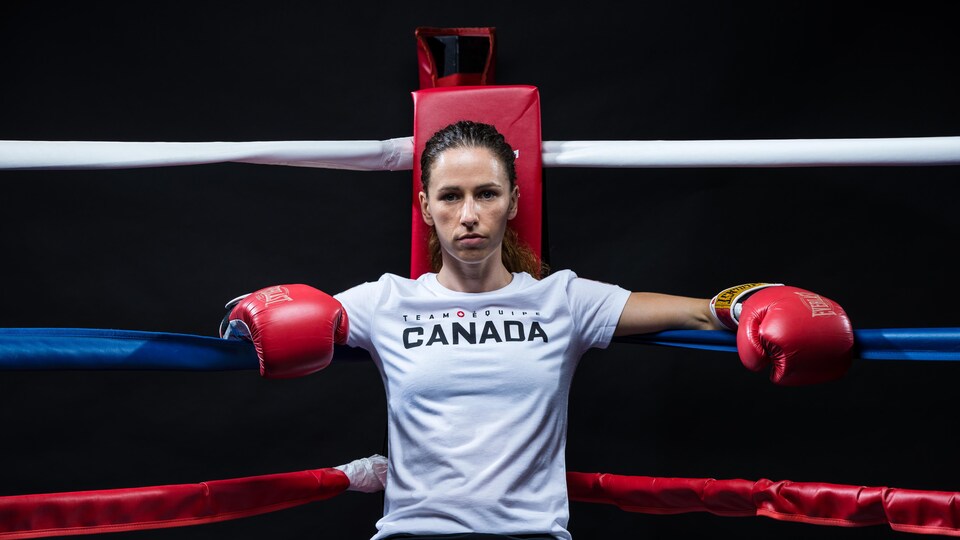 Mandy Bujold fixe la caméra lors d'une séance photo dans un ring.