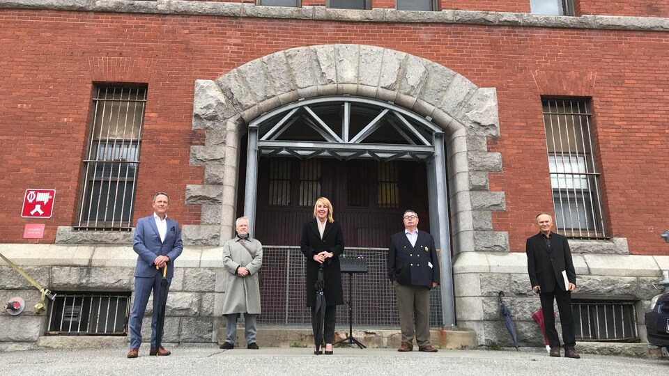 Cinq personnes devant le manège militaire de Sherbrooke